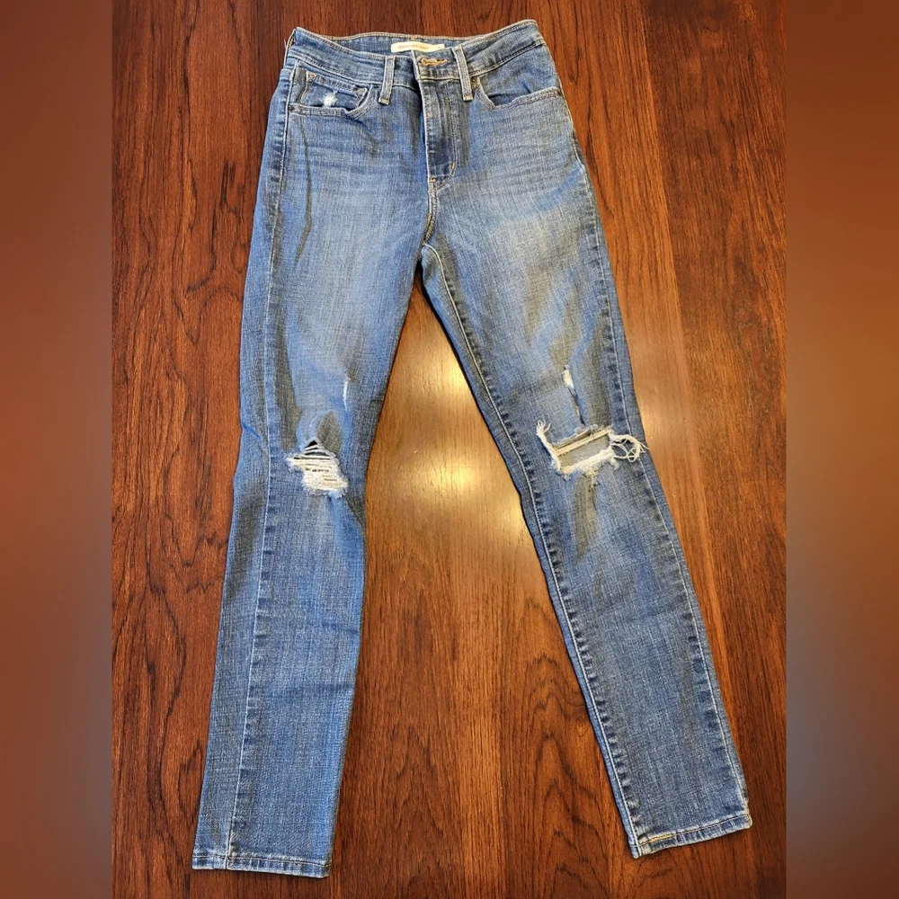 Levi's Women's 721 Hi-Rise Skinny Size 27 Light Wash Distressed Stretch Jeans